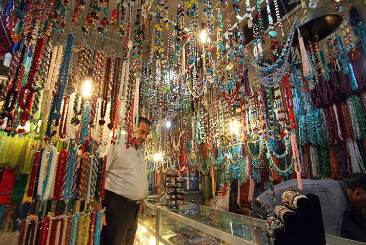 تصویر مغازه تسبیح فروشی در بازار رضا مشهد