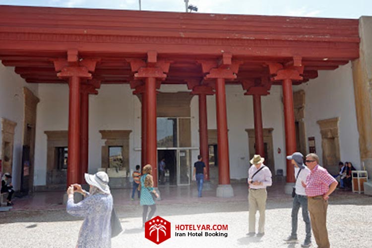کاخ ملکه تخت جمشید در شیراز که به عنوان موزه مجموعه