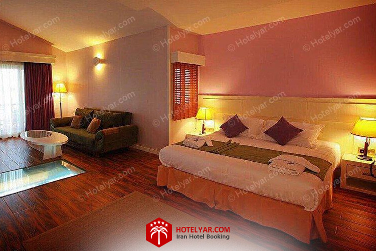 تصویر اتاق هتل ترنج کیش با دریچه شیشه ای در کف اتاق
