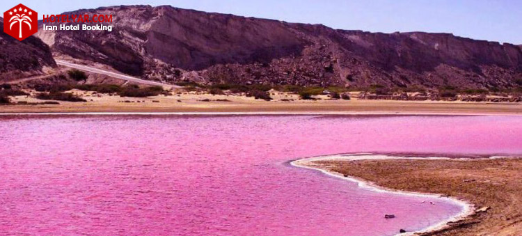 دریاچه  قرمز رنگ مهارلو در نزدیکی شهر شیراز