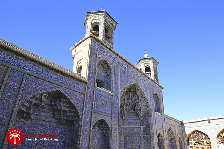 این قسمت از  مسجد نصیرالملک شیراز صرفا برای قرینه سازی با ایوان شمالی مسجد بوده است