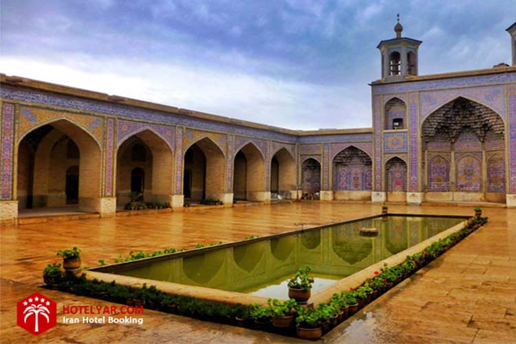 حوض زیبای مسجد نصیرالملک شیراز که از جذابیت های این مجموعه است