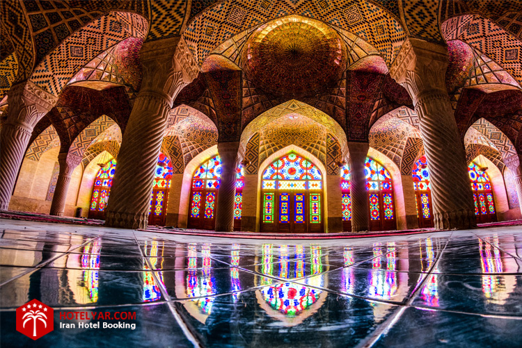 شبستان غربی مسجد نصیرالملک شیراز مکانی است آرامش بخش و سرشار از حس خوب