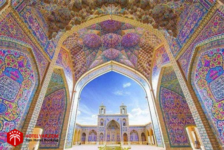 طاق مروارید  مسجد نصیرالملک شیراز همراه با مقرنس کاری 