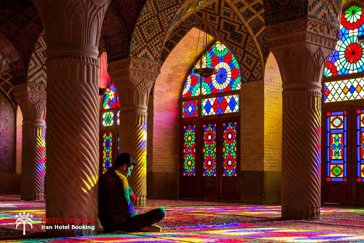 مسافران و بازدید کنندگان صورتی ترین مسجد ایران مسجد نصیرالملک شیراز