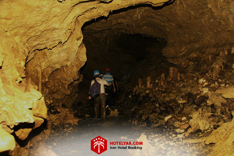 تصویر گردشگران در داخل غار دانیال سلمانشهر