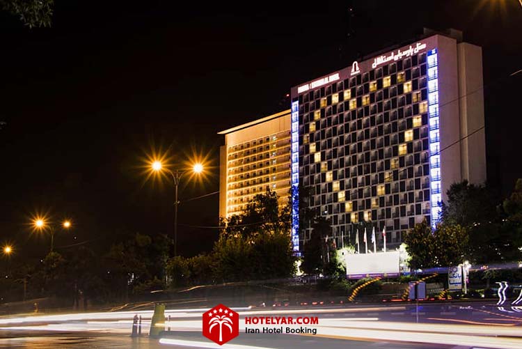 تصویر هتل استقلال تهران در شب