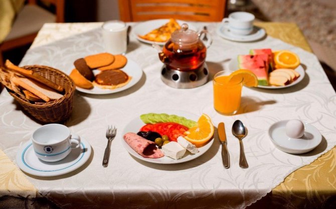 هتل پیروزی اصفهان - میز غذاخوری