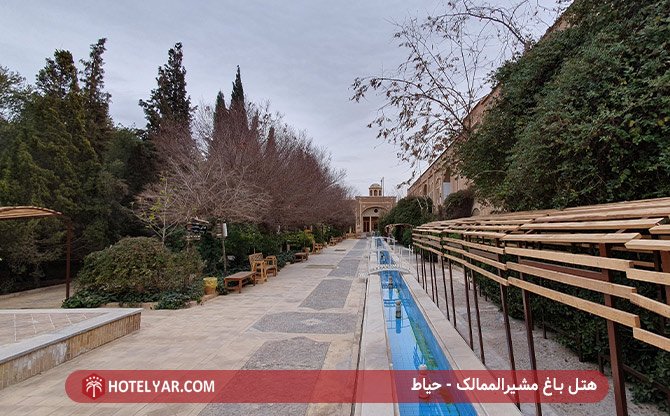 حیاط هتل باغ مشیرالممالک یزد